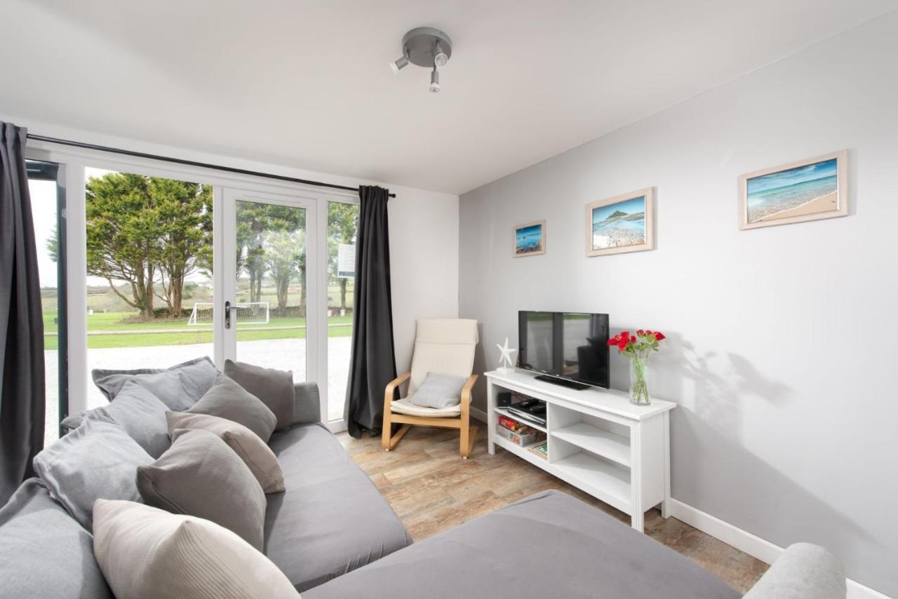 Wheal Prosper- Beautifully Fitted Wooden Lodge Helston Cornwall ภายนอก รูปภาพ