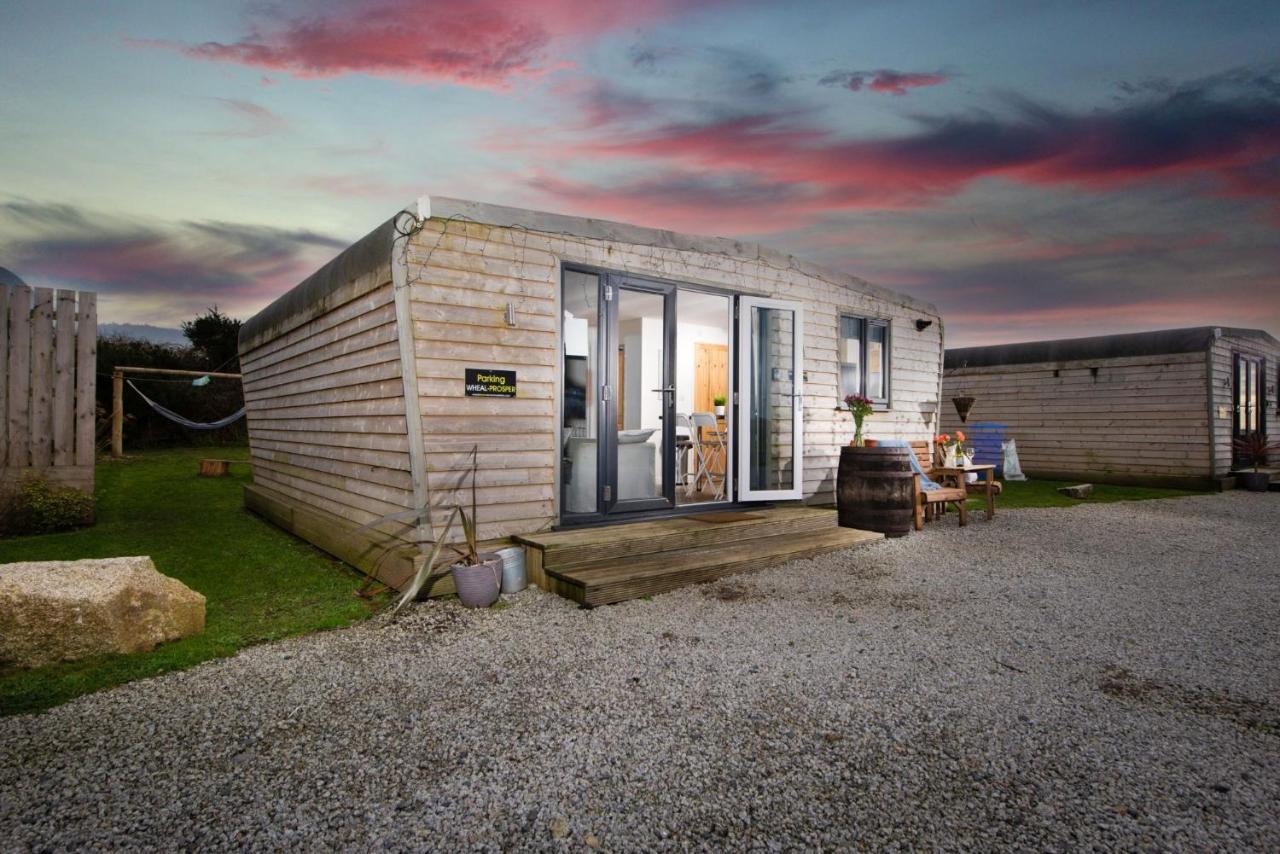 Wheal Prosper- Beautifully Fitted Wooden Lodge Helston Cornwall ภายนอก รูปภาพ
