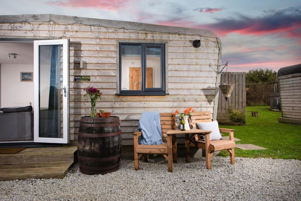 Wheal Prosper- Beautifully Fitted Wooden Lodge Helston Cornwall ภายนอก รูปภาพ