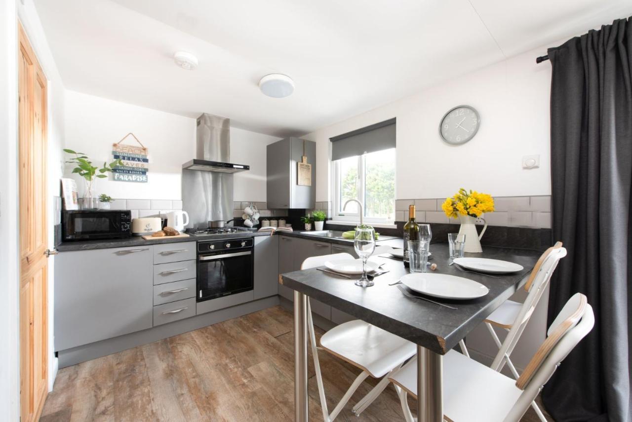 Wheal Prosper- Beautifully Fitted Wooden Lodge Helston Cornwall ภายนอก รูปภาพ