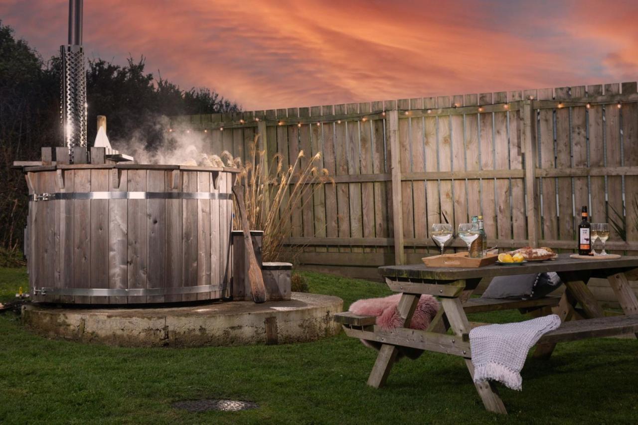 Wheal Prosper- Beautifully Fitted Wooden Lodge Helston Cornwall ภายนอก รูปภาพ
