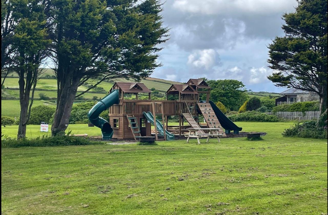 Wheal Prosper- Beautifully Fitted Wooden Lodge Helston Cornwall ภายนอก รูปภาพ